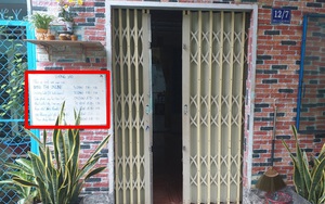 Nam sinh đang thi online treo tấm bảng "lạ" trước cửa nhà