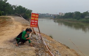 Sông sạt lở sát vào ngõ, dân sống “trong sợ hãi”