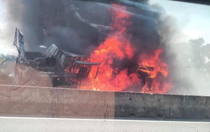 Xe tải chở ô tô con bốc cháy dữ dội trên quốc lộ 1A