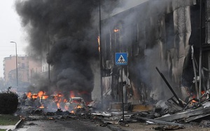 Tỷ phú Romania lái máy bay đâm vào tòa nhà gây cháy lớn, nhiều người chết