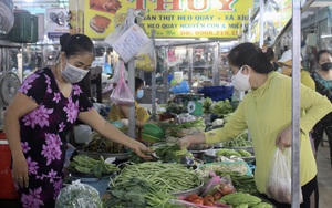 ẢNH: Chợ truyền thống mở lại, người dân TP.HCM tự tay mua rau, thịt cá sau 4 tháng giãn cách