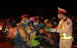 Hỗ trợ hàng vạn người dân đi xe máy hồi hương, qua địa phận Tây Nguyên