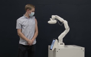 Tương lai robot thay con người tiêm bắp vắc xin không cần kim tiêm