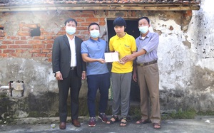 Bạn đọc Báo Dân Việt trao tặng sổ tiết kiệm cho bé trai 13 tuổi sống một mình tại Hà Nam