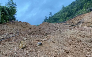 Khánh Hòa: Sạt lở đèo Khánh Lê, hàng ngàn khối đất đá tràn xuống đường