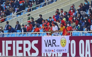 ẢNH CHẾ: Sửng sốt vì VAR lần đầu "ủng hộ" ĐT Việt Nam