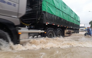 Bình Định: Nhiều tuyến đường ngập nặng, giao thông chia cắt vì mưa lớn