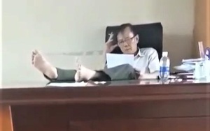 Từ việc đình chỉ Hạt trưởng hạt kiểm lâm ở Đắk Nông: Cán bộ, công chức gác chân lên bàn có bị kỷ luật? 