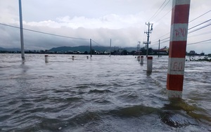Lũ lụt 'hoành hành', nhiều nơi ở Bình Định tiếp tục chìm trong biển nước, ngập sâu hơn 1m
