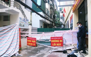 Hà Nội: Ghi nhận nhiều ca mắc Covid-19, dựng hàng rào tôn cao 2m ngay trước cửa UBND phường chống dịch 