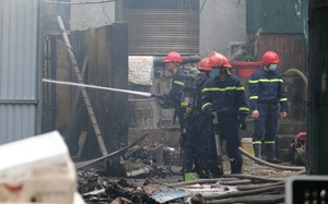 Hà Nội: Cháy lớn kho chứa điều hoà trong chợ Đại Kim, nhiều tiểu thương tháo chạy thoát thân