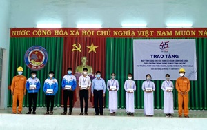 PC Gia Lai: Trao tặng 30 máy tính bảng cho học sinh từ chương trình &quot;Sóng và máy tính cho em&quot;