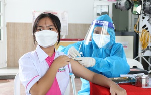 Ninh Thuận: Những học sinh đầu tiên phấn khởi khi được tiêm vaccine Covid-19