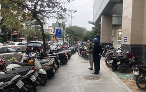 Bãi xe không phép gần ga Cát Linh: Từ trông xe miễn phí đến "tự ý" tổ chức thu phí trông giữ xe