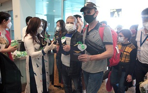 43 du khách Việt Kiều đầu tiên đáp sân bay Khánh Hòa