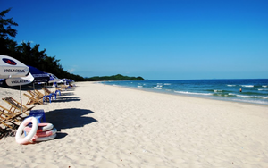 Bãi biển vịnh Bái Tử Long đẹp siêu thực với biển xanh, cát trắng, rừng thông