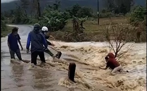 Đắk Lắk: Thót tim cảnh giải cứu một người phụ nữ giữa dòng nước lũ