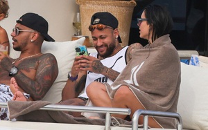Ngồi hớ hênh, bạn gái Neymar ngượng chín mặt vì lộ nội y