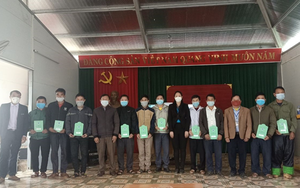 Mường La (Sơn La): Trao sổ BHXH tự nguyện cho nông dân nghèo