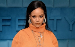 Ca sĩ Rihanna được phong danh hiệu "Anh hùng dân tộc"