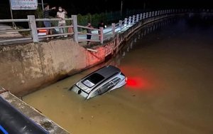 VIDEO: Ô tô phóng nhanh lao xuống suối, tài xế leo lên nóc xe thoát nạn