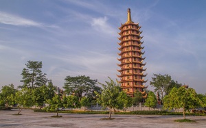Chiêm bái bảo tháp tôn trí tượng Phật, Bồ Tát bằng đồng nhiều nhất Việt Nam