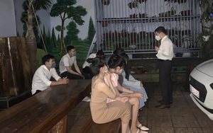 Đắk Lắk: Bị kiểm tra, chủ cơ sở karaoke đưa khách lên sân thượng để trốn 