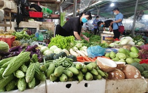 Hà Nội: Giá rau xanh vẫn neo cao, khi nào "hạ nhiệt"?