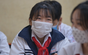 Học sinh ở huyện duy nhất của Hà Nội ngày đầu đi học lại: "Các bạn trắng hơn và cao lớn quá"