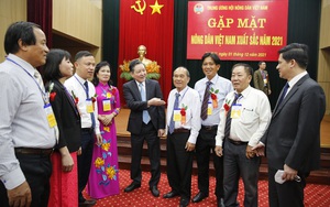 Ảnh: Thường trực Trung ương Hội Nông dân Việt Nam gặp mặt nông dân xuất sắc năm 2021