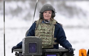 Nữ ngoại trưởng Anh cưỡi xe tăng NATO, cảnh báo Nga gây chú ý
