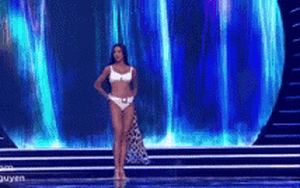 Clip Kim Duyên trình diễn bikini nóng bỏng tại Chung kết Miss Universe 2021