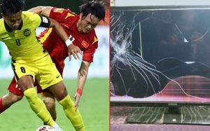 Đội nhà thua thảm ĐT Việt Nam, CĐV Malaysia đập vỡ tivi