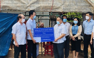 Phó Chủ tịch Hội Nông dân Việt Nam Đinh Khắc Đính thăm, tặng quà cho người dân khu phong tỏa 