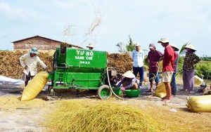 Cà Mau: Sau Lễ tôn vinh, ông Nông dân Việt Nam xuất sắc 2021 sáng chế máy tuốt lúa siêu nhẹ, siêu rẻ
