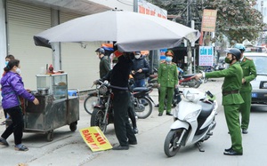 Công an &quot;đột xuất&quot; ra quân dẹp vi phạm, nhiều chủ cửa hàng nháo nhào thu dọn hàng hoá