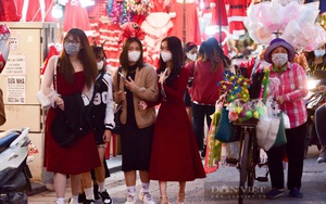Phố Hàng Mã, chợ Tôn Thất Tùng có gì thu hút khiến giới trẻ kéo nhau tới mua quà, checkin dịp lễ Noel 2021