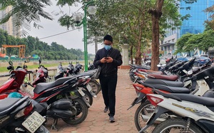 Vỉa hè khắp nơi ở Hà Nội bị &quot;nuốt trọn&quot; đẩy người đi bộ xuống lòng đường, chính quyền phớt lờ?