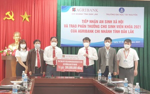 Agribank tỉnh Đắk Lắk: Tài trợ 300 triệu đồng và trao thưởng cho sinh viên Trường Đại học Tây Nguyên