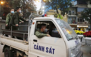 Hà Nội: Cảnh sát phát loa thông báo, giới trẻ tranh thủ check-in hình ảnh Giáng sinh trước giờ cấm đường