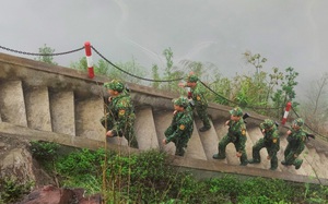 Ảnh ấn tượng tuần: Bộ đội trên &quot;sống lưng khủng long&quot; và hình ảnh nữ đặc công biệt động