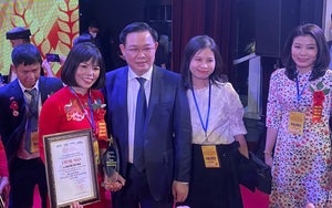 Nông dân Việt Nam xuất sắc 2021 vui mừng chụp ảnh chung với Chủ tịch Quốc hội Vương Đình Huệ