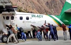 Video: Máy bay bị nổ lốp, hành khách hì hục đẩy ra khỏi đường băng