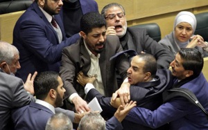 Video các nghị sĩ lao vào ẩu đả 'tẩn' nhau giữa quốc hội Jordan