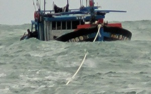 Cứu nạn 11 ngư dân bị trôi dạt trên biển dưới điều kiện thời tiết xấu