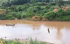 Chê cầu xa, người dân vùng này của tỉnh Kon Tum vẫn liều mình đu cáp treo qua sông Pô Kô