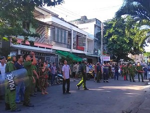 Người đàn ông vác dao truy sát bố mẹ và em trai, đánh hai con ruột dã man