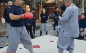 Video: Cao thủ Thiếu Lâm Tự tung cú đá nhanh như chớp hạ võ sĩ MMA