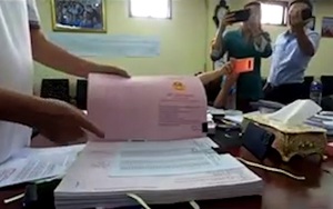 Clip: Ông Dũng &quot;lò vôi&quot; lật gần 400 chiếc sổ đỏ, dân mạng &quot;choáng váng&quot; trước độ giàu có của vợ chồng bà Phương Hằng