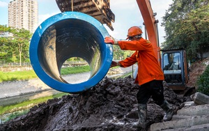 Cận cảnh lắp đặt đường ống gom nước thải "giải cứu" sông Tô Lịch